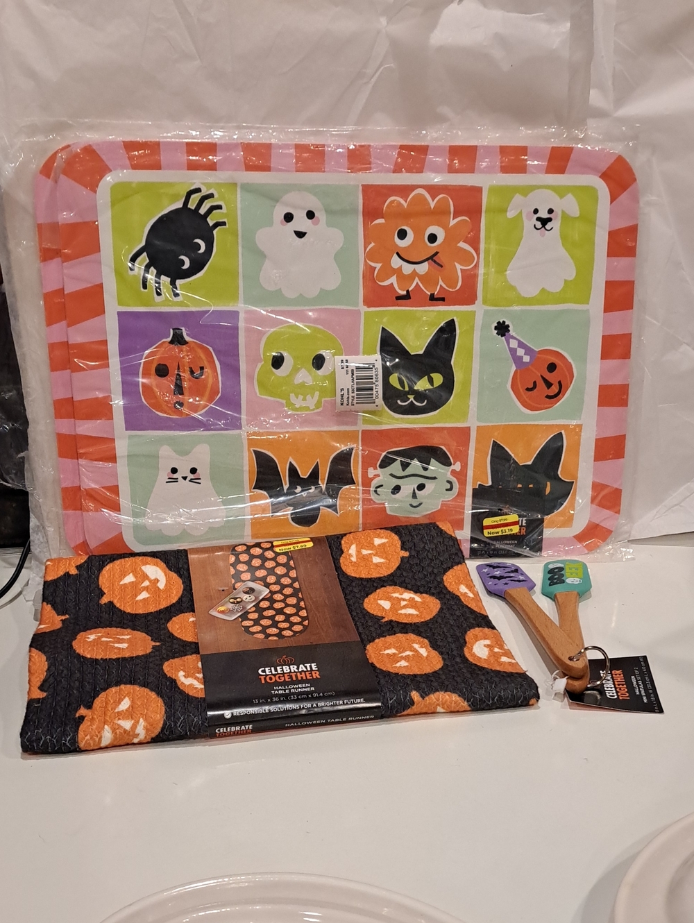 Halloween Lot. NWT 1 Table Runner,1 Set Of 2 Mini Spatulas & 5 Large Placemats.